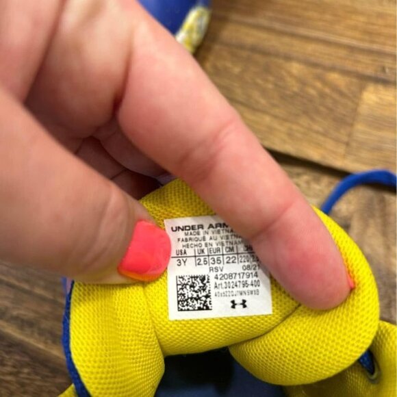 Under Armour basketball shoes! Royal blue/yellow. Size 3 youth. Excellent condit - Picture 5 of 10